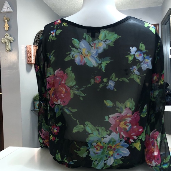 Floral very feminine blouse with slits on sleeves - Picture 8 of 8